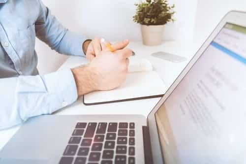 Comment mettre en place une stratégie de gestion des risques pour les entreprises de construction de bâtiments écologiques?